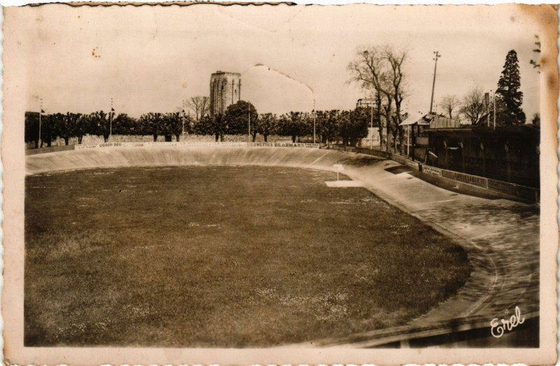 Carte postale ancienne Loudon Le Velodrome du Chateau