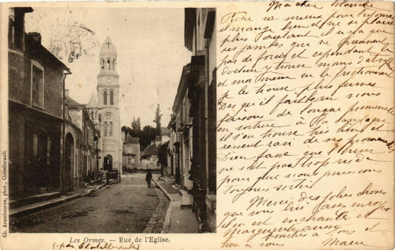 Carte postale ancienne Les Ormes - Rue de l'Eglise aux Ormes