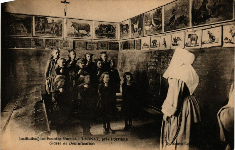 Carte postale ancienne Instituion des Sourdes-Muettes - Larnay pres Poitiers Classe de De à Poitiers