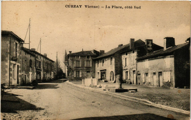 Carte postale ancienne Cruzay - La Place cote Sud