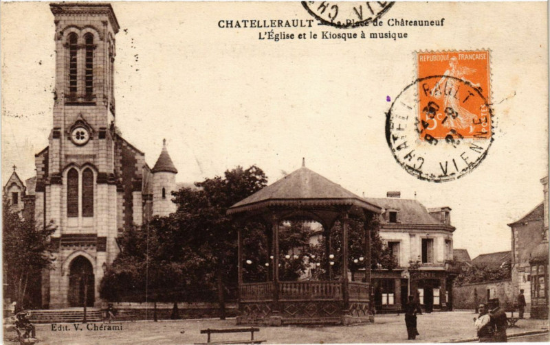 Carte postale ancienne Chatellerault La Place de Chateauneuf L'Eglise et le Kiosque a mu à Châtellerault