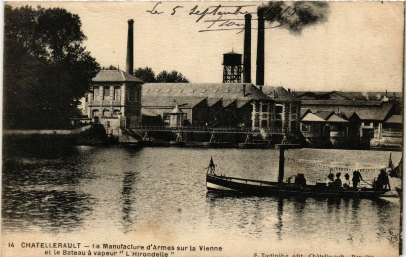 Carte postale ancienne Chatellerault La Manufacture d'Armes sur la Vienne et le Bateau a à Châtellerault