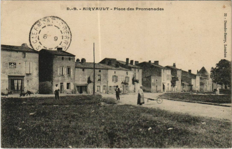 Carte postale ancienne Airvault Place des Promenades à Airvault