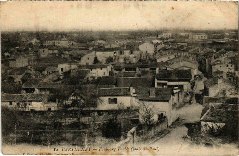 Carte postale ancienne Parthenay - Faubourg Barbes à Parthenay