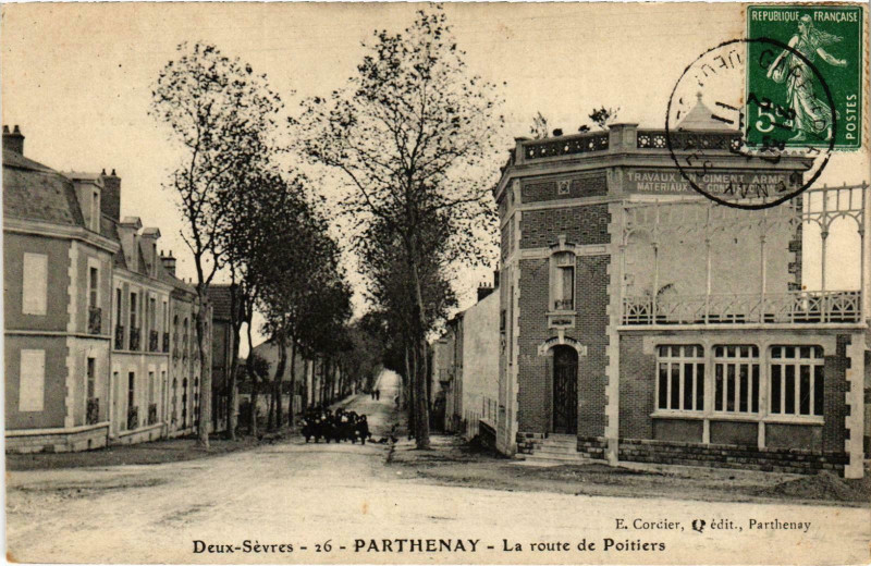 Carte postale ancienne Parthenay - La route de Poitiers à Parthenay