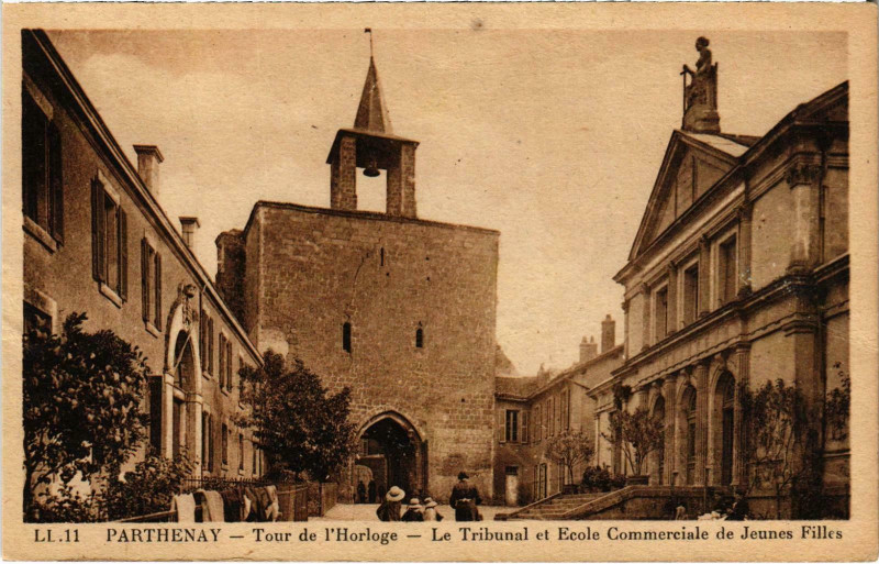 Carte postale ancienne Parthenay - Tour de l'Horloge à Parthenay