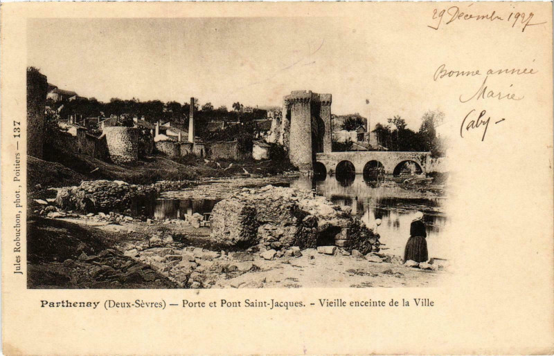 Carte postale ancienne Parthenay - Porte et Pont Saint-Jacques à Parthenay