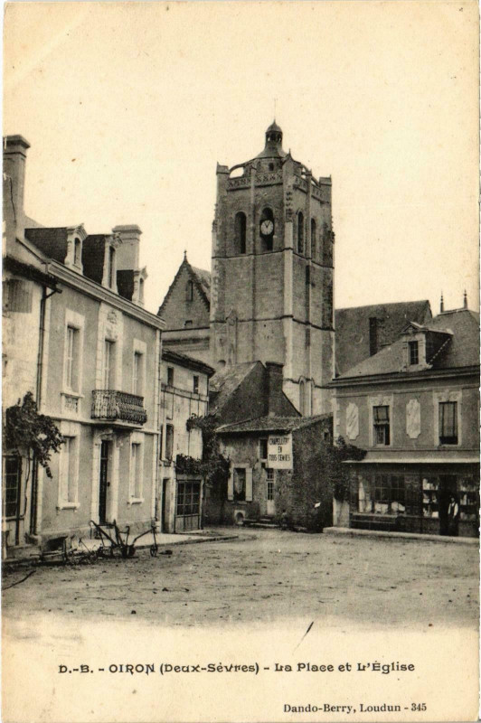 Carte postale ancienne Oiron - La Place et l'Eglise