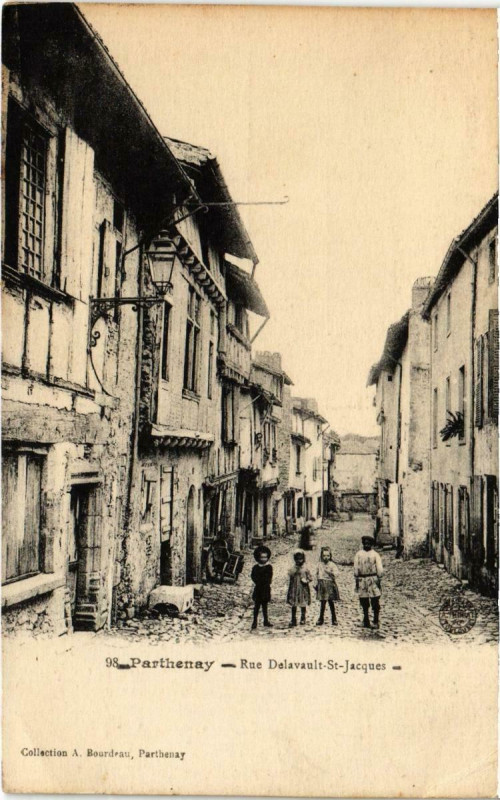 Carte postale ancienne Parthenay - Rue Delavault-Saint-Jacques à Parthenay