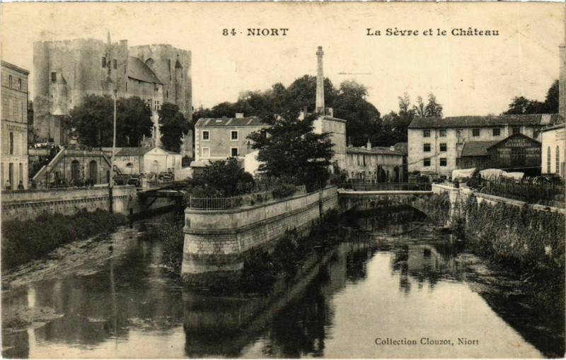 Carte postale ancienne Niort La Sévre et le Chateau à Niort