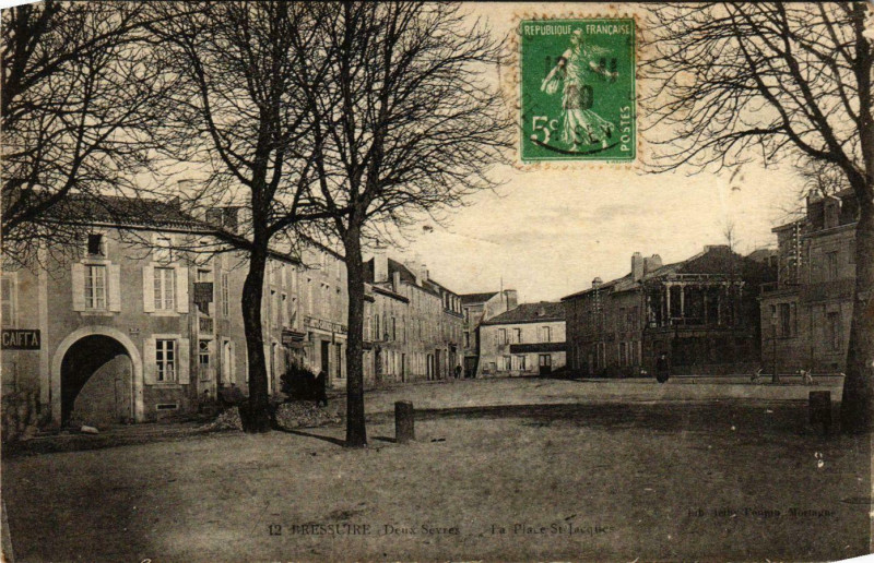 Carte postale ancienne Bressuire Place Saint-Jacques à Bressuire