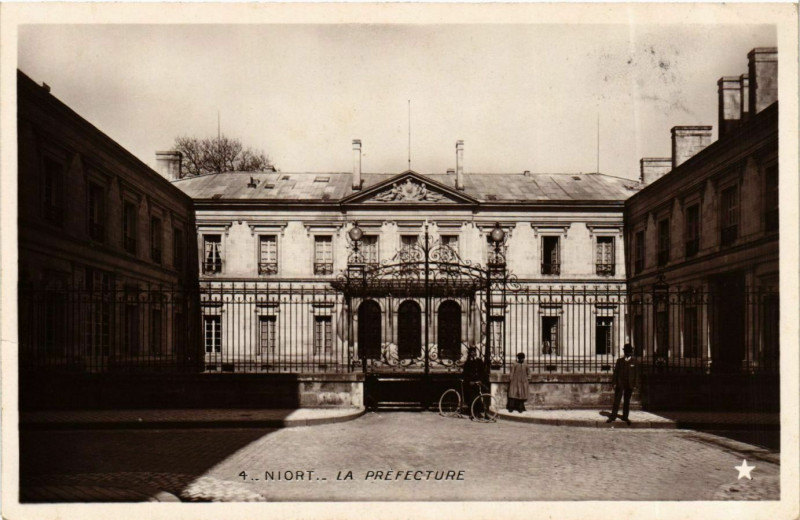 Carte postale ancienne Niort La Préfecture à Niort
