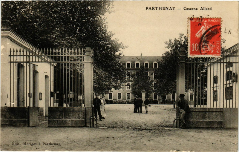 Carte postale ancienne Parthenay - Caserne Allard à Parthenay