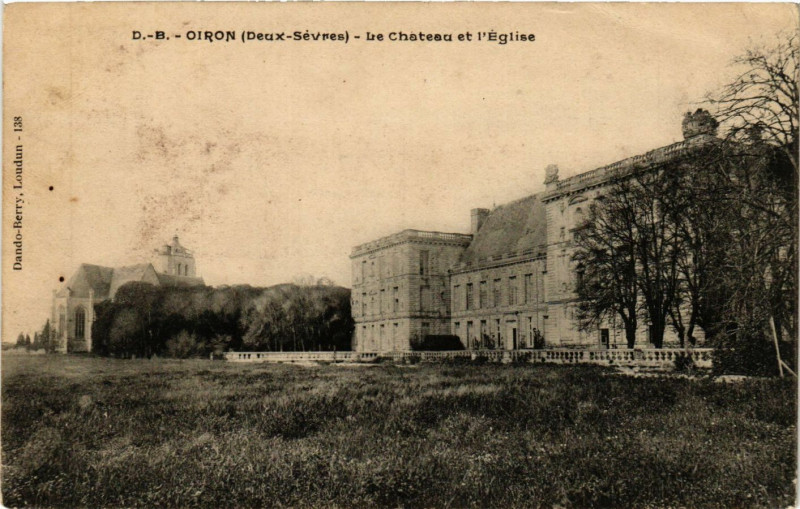 Carte postale ancienne Oiron - Le chateau et l'Eglise