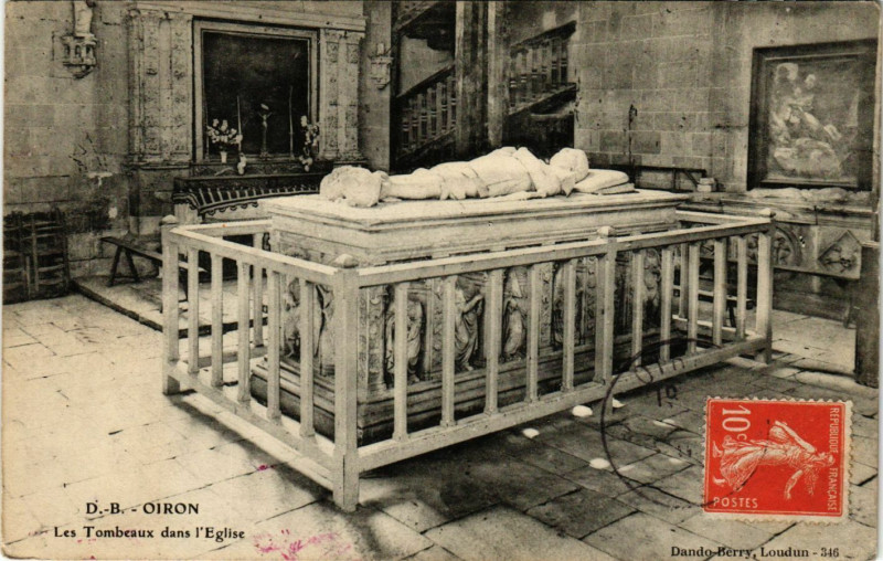 Carte postale ancienne Oiron - Les Tombeaux dans l'Eglise