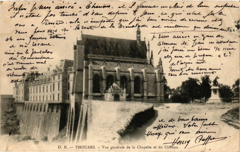 Carte postale ancienne Thouars - Vue générale de la Chapelle et du Chateau à Thouars