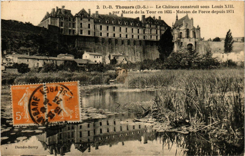 Carte postale ancienne Thouars - Le Chateau construit sous Louis Xiii à Thouars