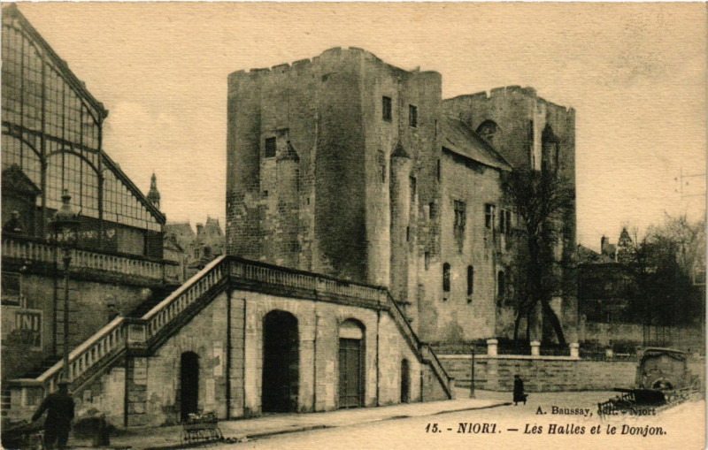 Carte postale ancienne Niort - Les Halles et le Donjon à Niort