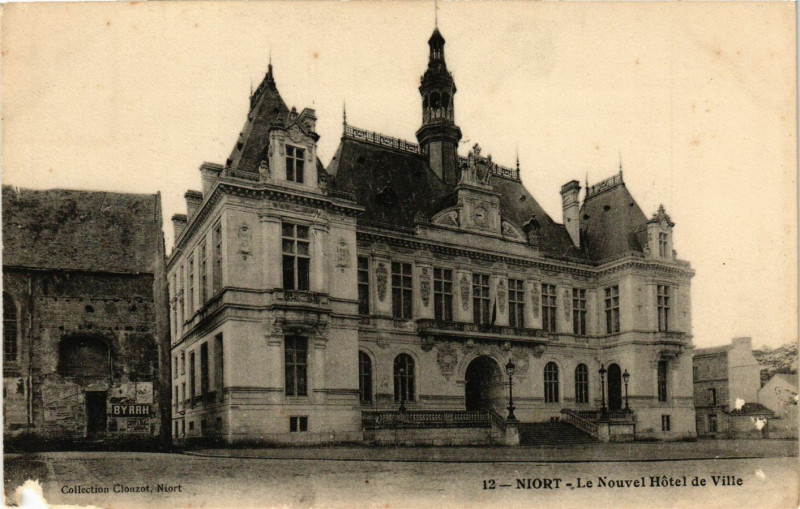 Carte postale ancienne Niort - Le Nouvel Hotel de Ville à Niort