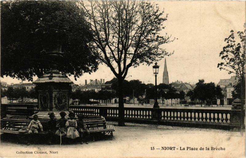 Carte postale ancienne Niort - La Place de la Breche à Niort