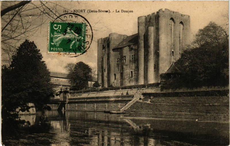 Carte postale ancienne Niort - Le Donjon à Niort