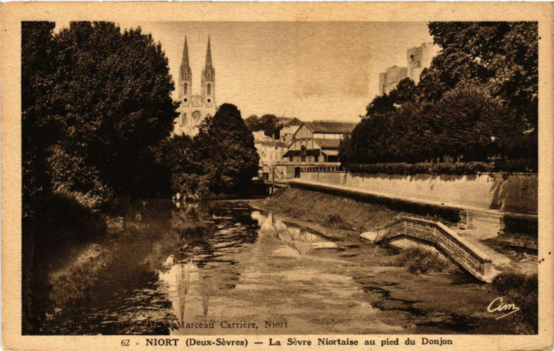 Carte postale ancienne Niort - La Sevre NIORTaise au pied du Donjon à Niort