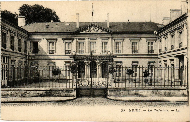 Carte postale ancienne Niort - La Prefecture à Niort