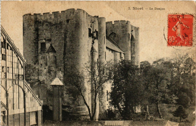 Carte postale ancienne Niort - Le Donjon à Niort