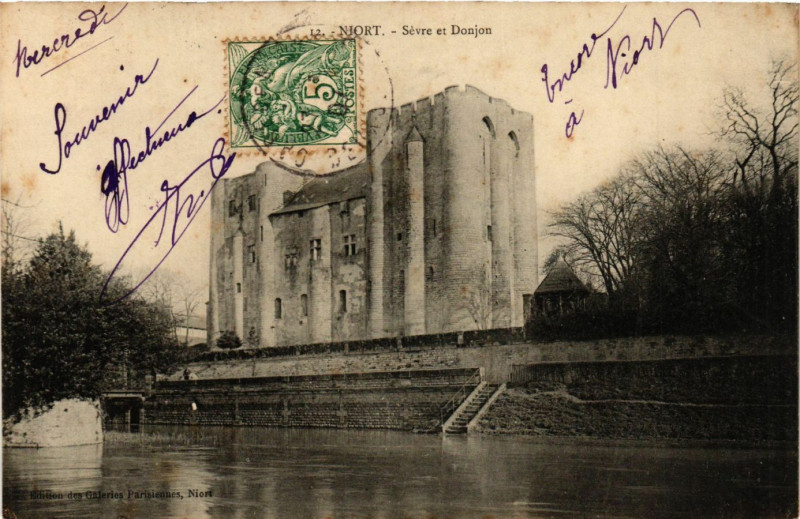 Carte postale ancienne Niort - Sevre et Donjon à Niort