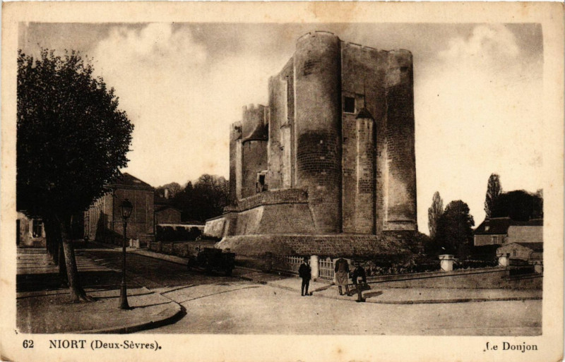 Carte postale ancienne Niort - Le Donjon à Niort
