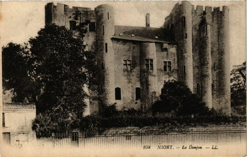 Carte postale ancienne Niort - Le donjon à Niort