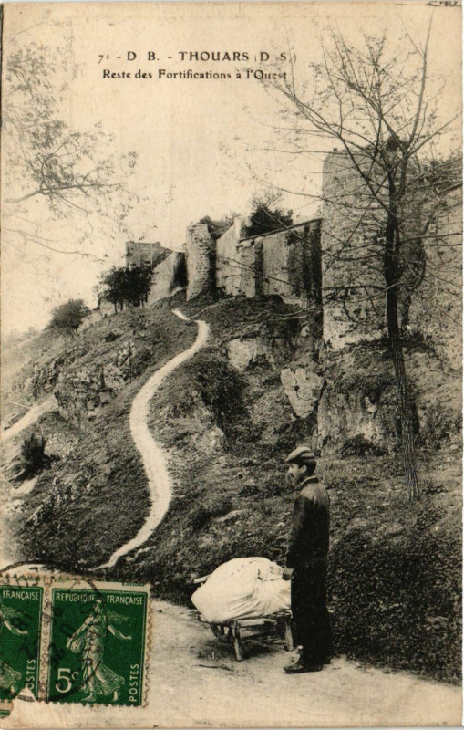 Carte postale ancienne Thouars - Reste des Fortifications a l'Ouest à Thouars