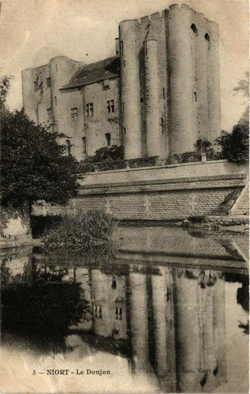 Carte postale ancienne Niort - Le Donjon à Niort