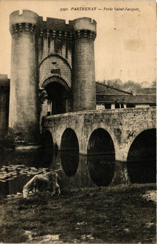 Carte postale ancienne Parthenay - Porte Sainte-Jacques à Parthenay