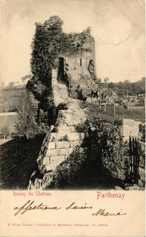Carte postale ancienne Ruines du Chateau - Parthenay à Parthenay