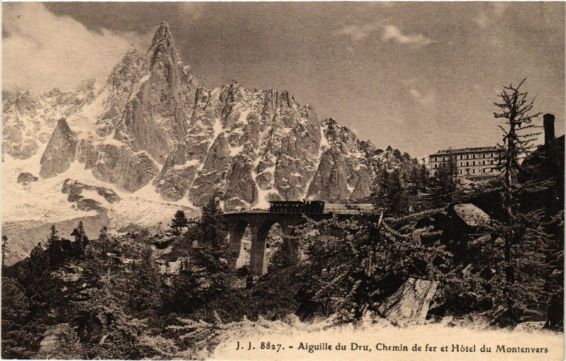 Carte postale ancienne Aiguille du Dru Chemin de fer et Hotel du Montenvers
