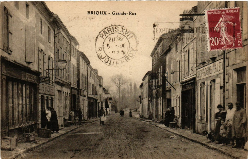 Carte postale ancienne Brioux - Grande-Rue