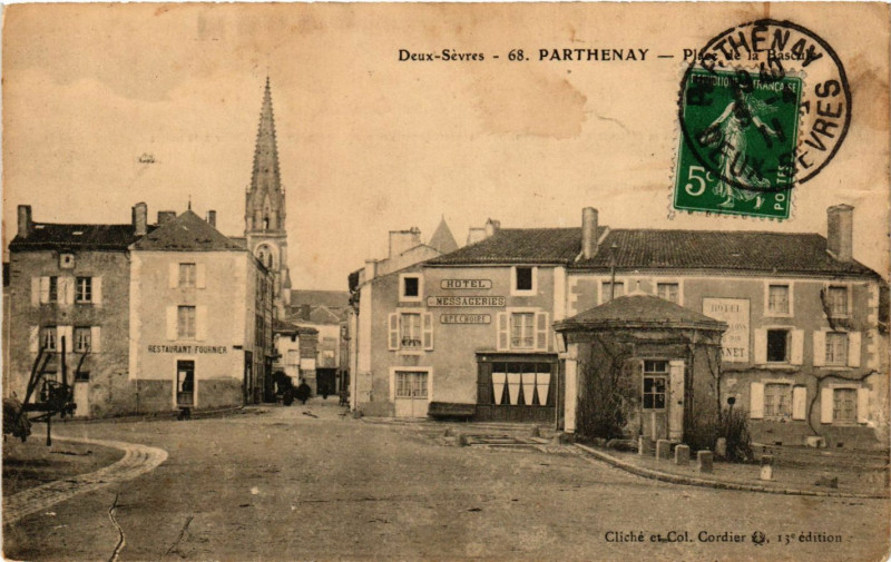 Carte postale ancienne Deux-Sevres - Parthenay - Place de la Besci à Parthenay