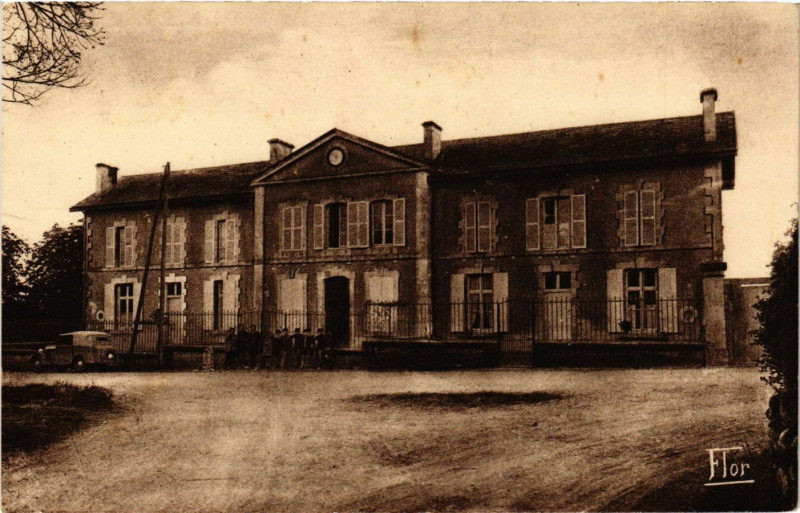 Carte postale ancienne La Foye-Monjault - La Maison d'Ecole à La Foye-Monjault