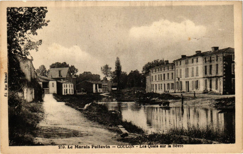 Carte postale ancienne Le Marais Poitevin - Coulon - Les Quaiiis sur la Sevre à Coulon