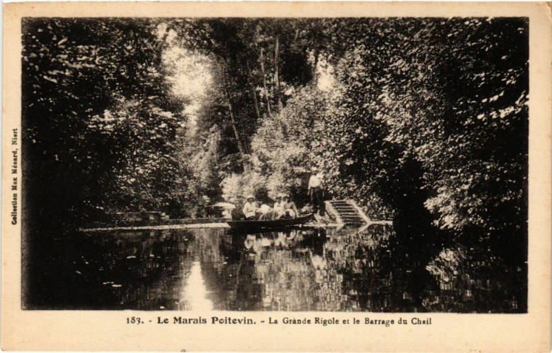 Carte postale ancienne Le Marais Poitevin - La Grande Rigole et le Barrage du Chail
