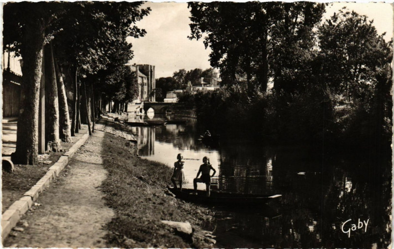 Carte postale ancienne Niort (Deux-Sevres) - La Riviere la Sevre et le Donien à Niort
