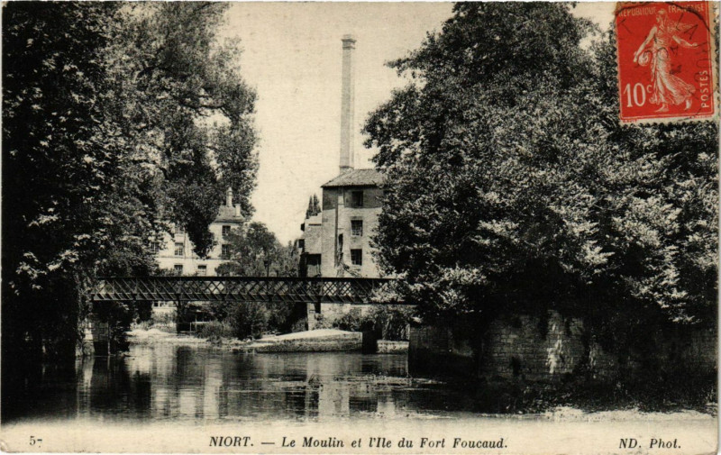 Carte postale ancienne Niort - Le Moulin et l'Ile du Fort Foucaud à Niort