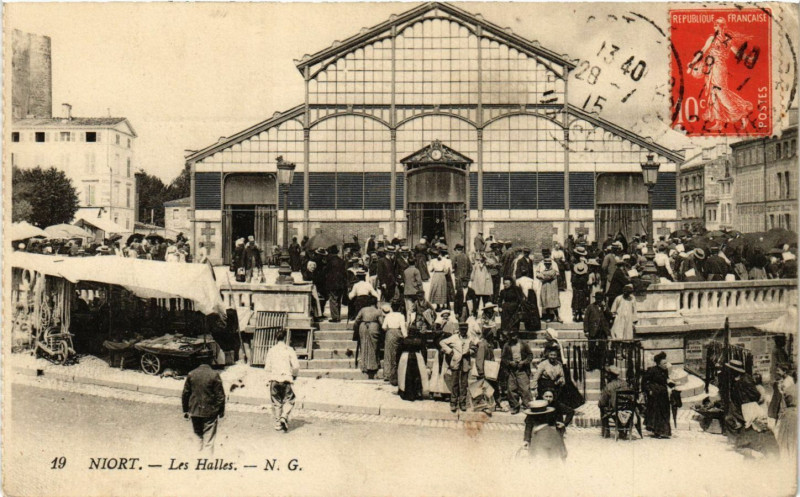 Carte postale ancienne Niort - Les Halles à Niort