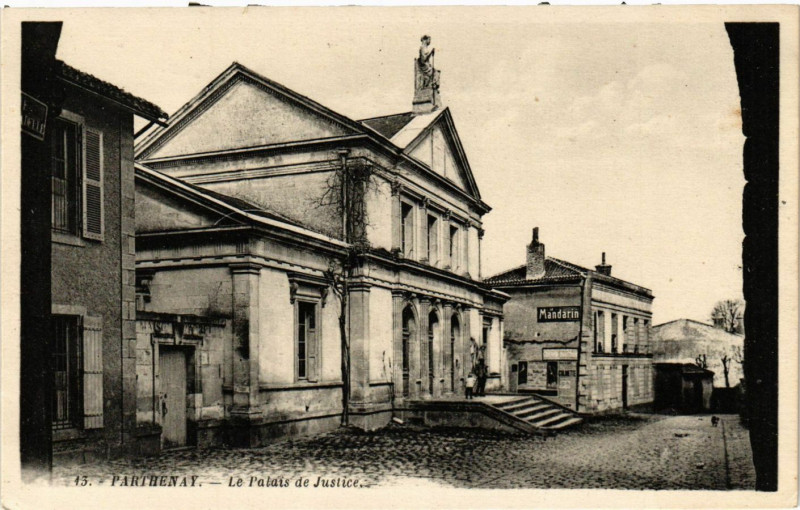Carte postale ancienne Parthenay - Le Palais de Justice à Parthenay
