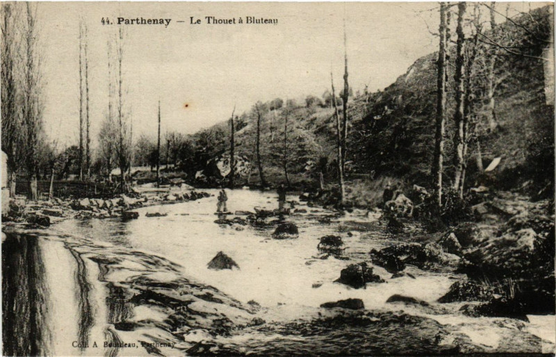 Carte postale ancienne Parthenay - Le Thouet a Blateau à Parthenay