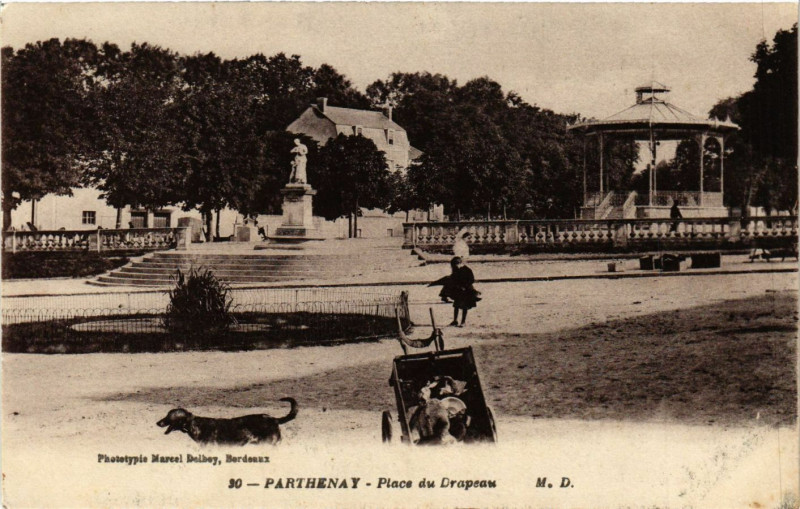 Carte postale ancienne Parthenay - Place du Dropeau à Parthenay