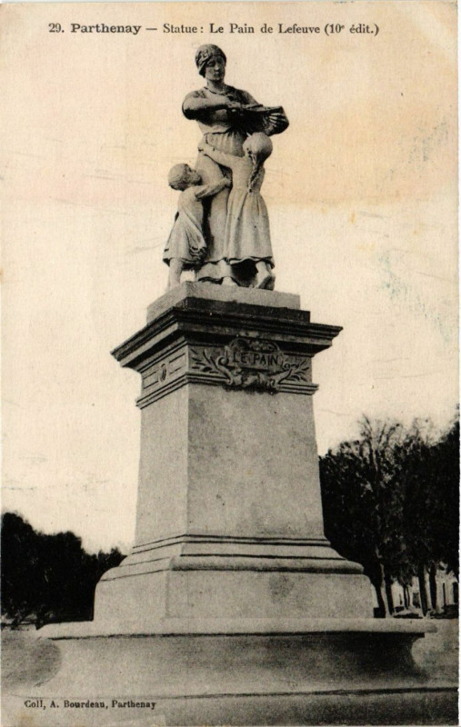 Carte postale ancienne Parthenay - Statue - Le Pain de Lefeuve à Parthenay