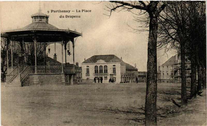 Carte postale ancienne Parthenay - Place du Drapeau à Parthenay