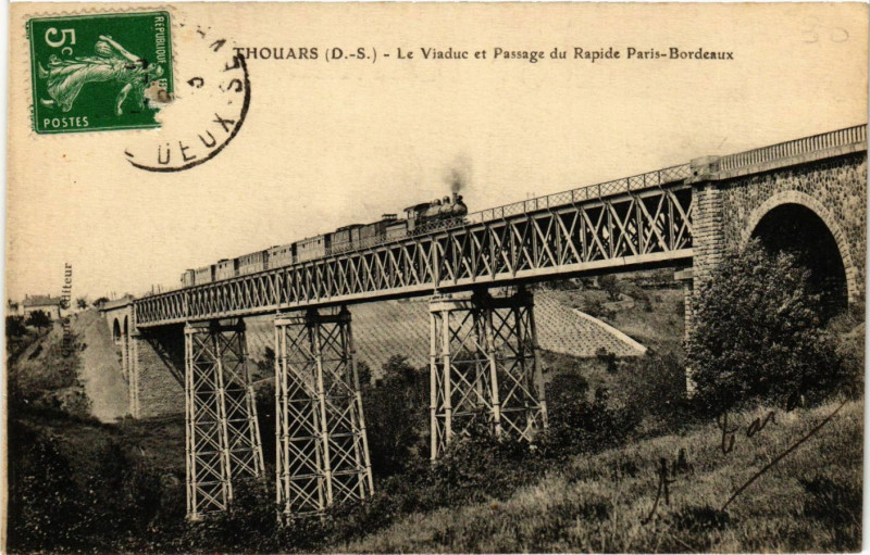 Carte postale ancienne Thouars (D S.) - Le Viaduc et Passage du Rapide Paris-Bordeaux à Thouars
